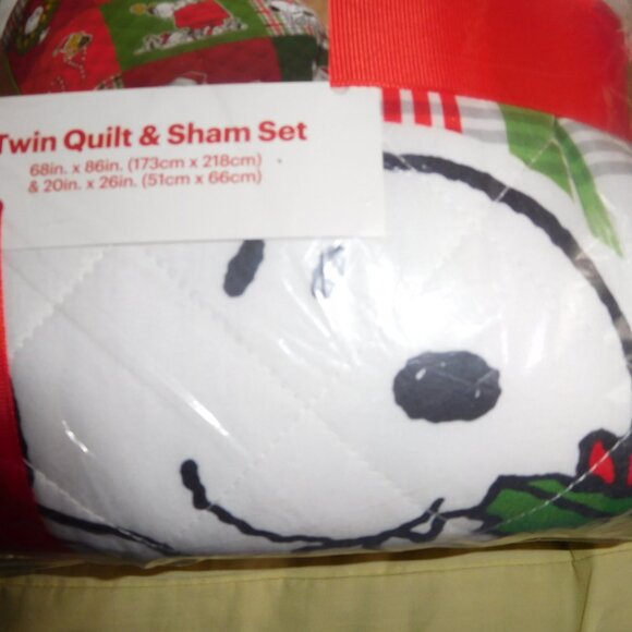 NEW NWT PEANUTS SNOoPY QUILT AND SHAM SET CHRISTMAS THEMED TWIN SIZE woodstock - Picture 3 of 10